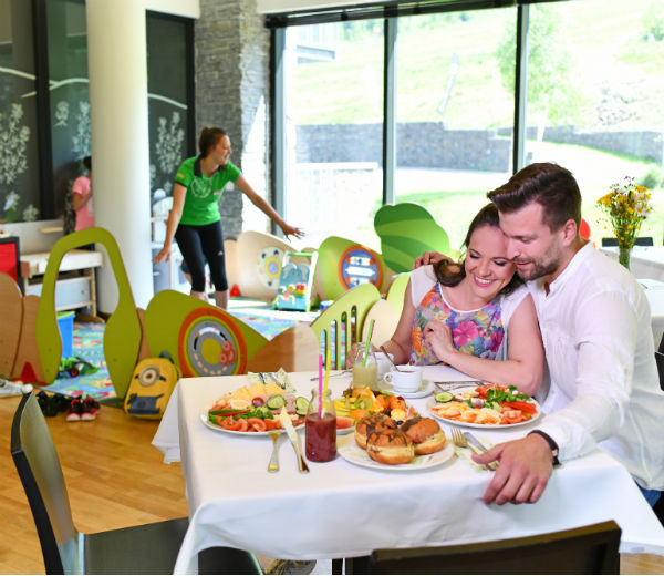 Enjoy your food with an animator entertaining your children