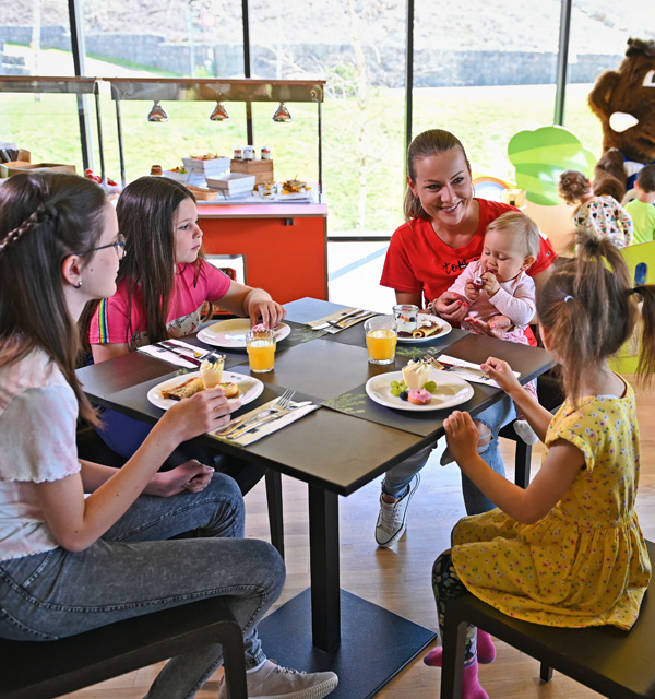 Enjoy your food with an animator entertaining your children